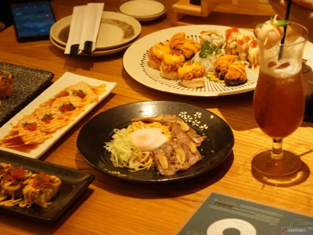 Menu yang disajikan restoran Okinawa Sushi. (Foto/Antara)