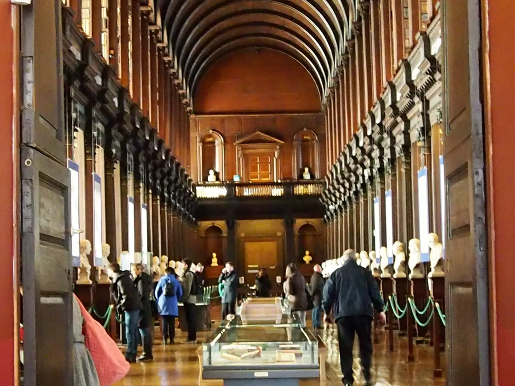 Perpustakaan Trinity College di Dublin, Irlandia. (Fabiola Lawalata/IDZ Creators)