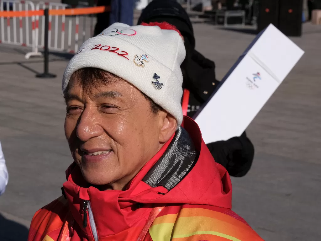 Aktor Jackie Chan dalam acara pawai obor Olimpiade Beijing 2022. (REUTERS/Ryan Woo)