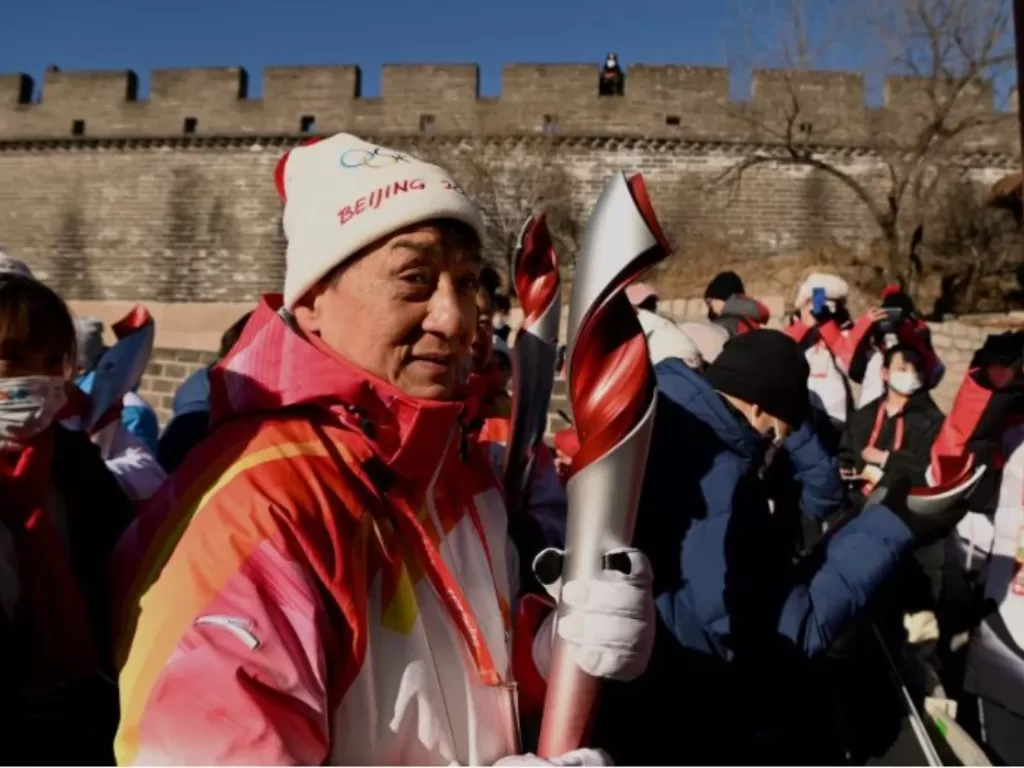 Aktor Jackie Chan memegang Obor Olimpiade di Tembok Besar China pada hari kedua estafet obor di Beijing. (Foto/NST.com/AFP)