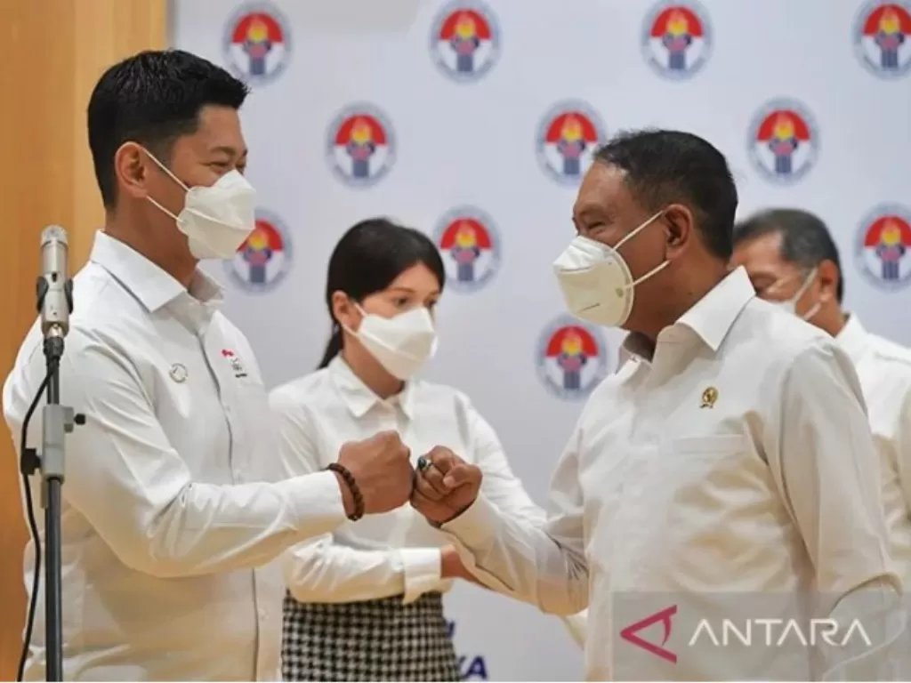 Arsip foto - Ketua Komite Olimpiade Indonesia (KOI) Raja Sapta Oktohari (kiri) dan Menpora Zainudin Amali usai berikan keterangan pers terkait pembebasan sanksi WADA di Jakarta, Senin (17/1/2022). (ANTARA/HO-Kemenpora)