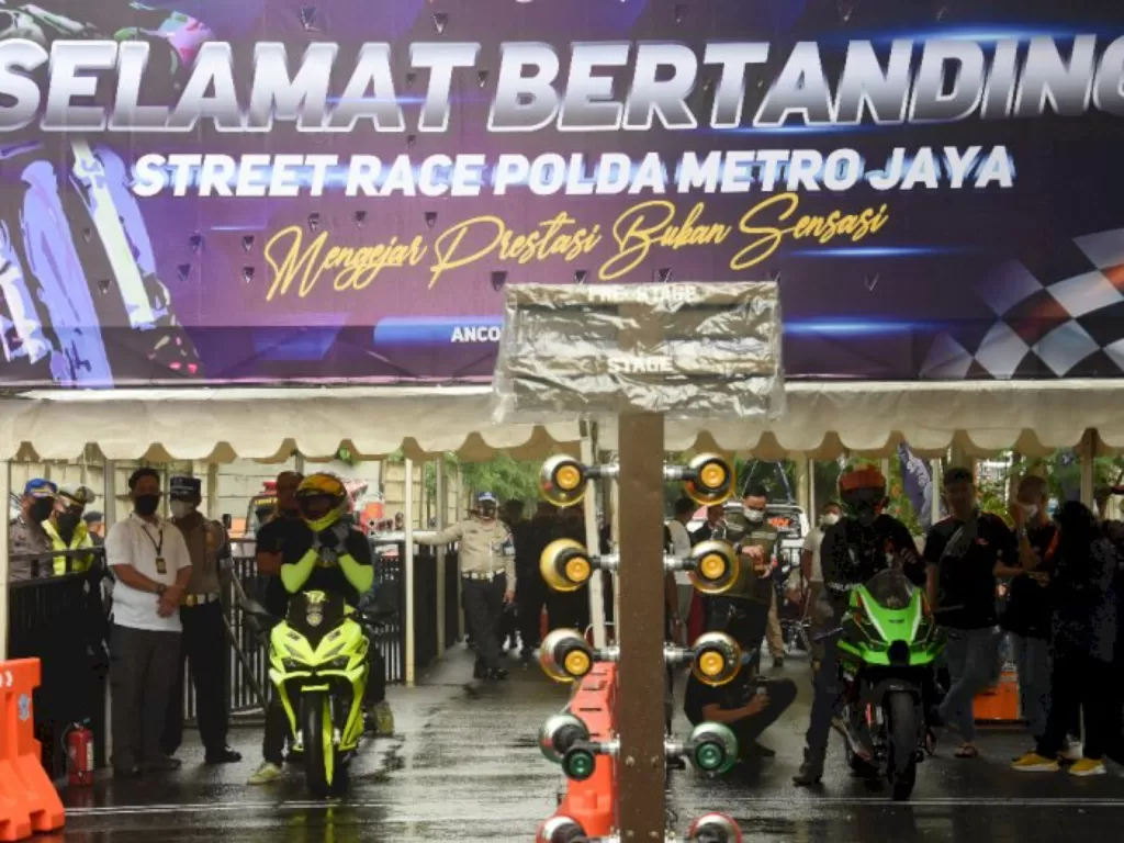 Peserta bersiap memacu sepeda motornya dalam Street Race Polda Metro Jaya di Ancol, Jakarta. (ANTARA/Indrianto Eko Suwarso)