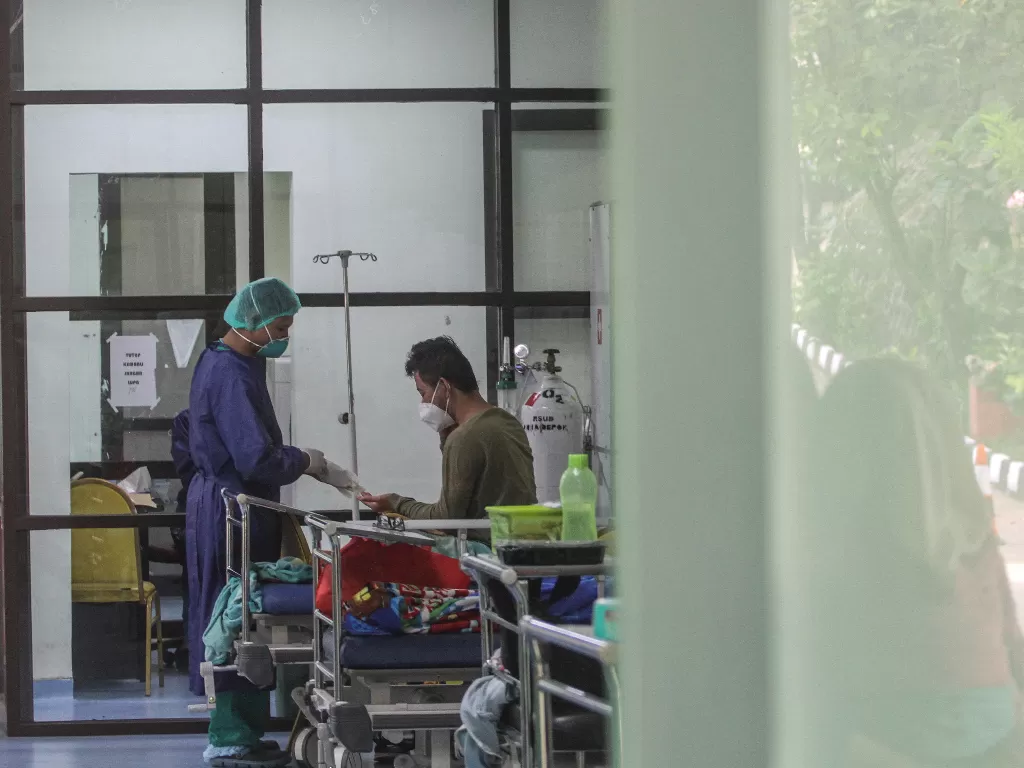 Petugas melakukan pemeriksaan COVID-19 pada pasien di IGD di RSUD Depok, Jawa Barat, Jumat (4/2/2022). (ANTARA/Asprilla Dwi Adha)