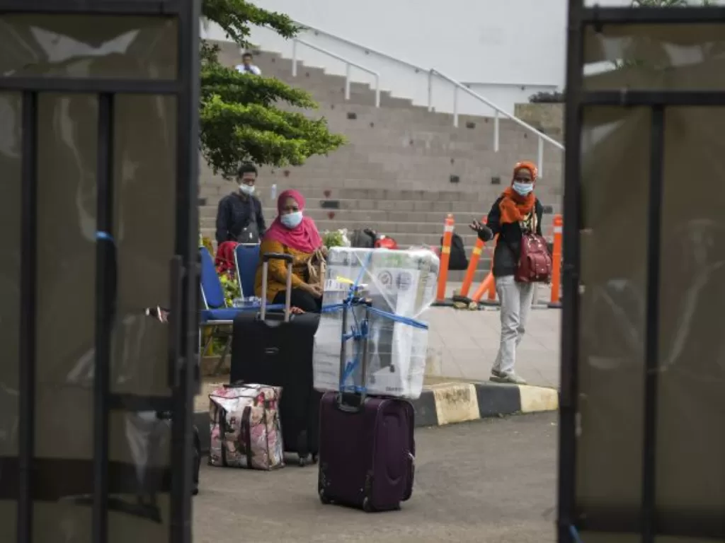 Pekerja migran Indonesia usai menjalani karantina di rusun Pasar Rumput, Jakarta. (ANTARA FOTO/Galih Pradipta)