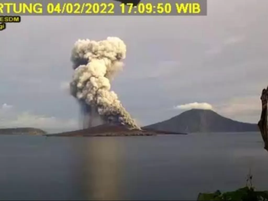 Citra erupsi Gunung Anak Krakatau, Selat Sunda, Jumat (4/2/2022). (ANTARA/HO-BNPB)