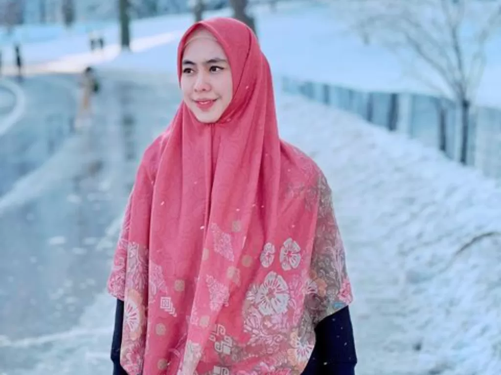 Ustazah Oki Setiana Dewi saat berada di Central Park, New York pada musim dingin. (Instagram @okisetianadewi)