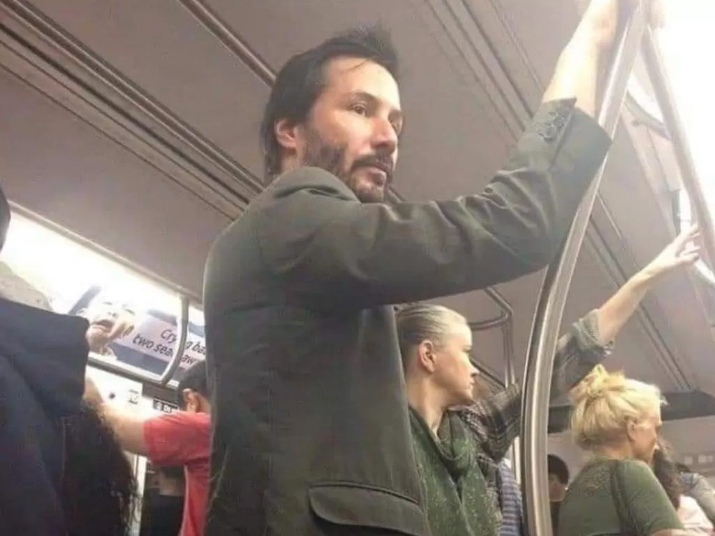 Keanu Reeves naik bis umum layaknya warga biasa. (Facebook Sam)