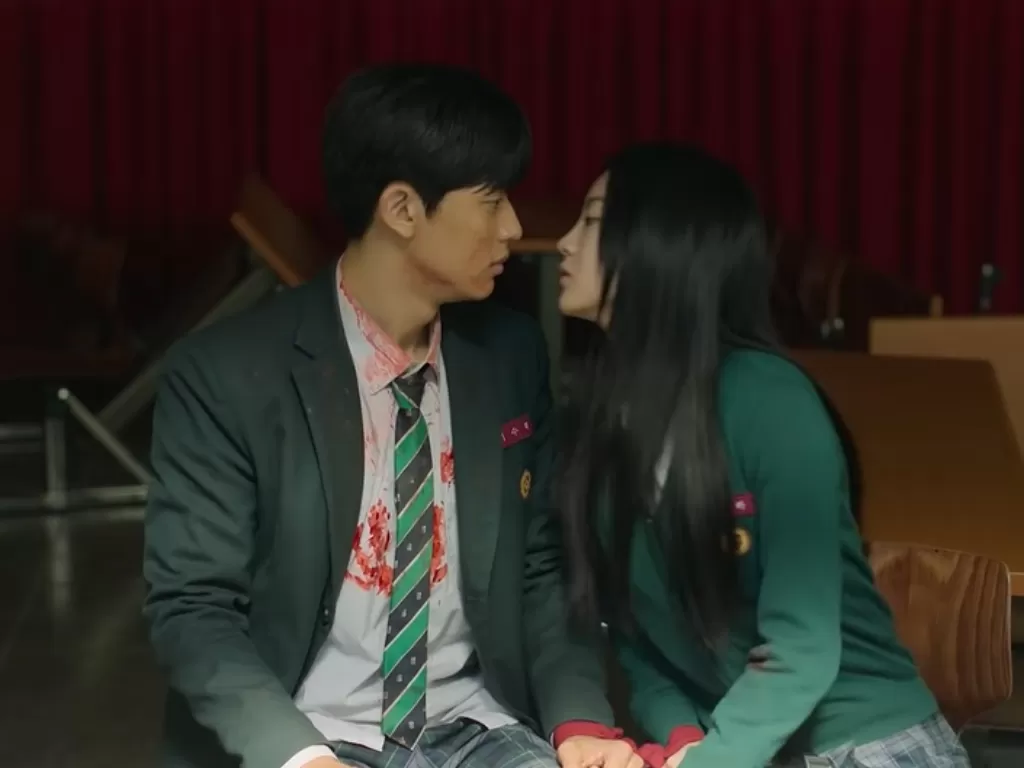 Adegan ciuman di 'All of Us Are Dead' antara Park Solomom dan Cho Yi Hyun. (Youtube/Netflix Korea).