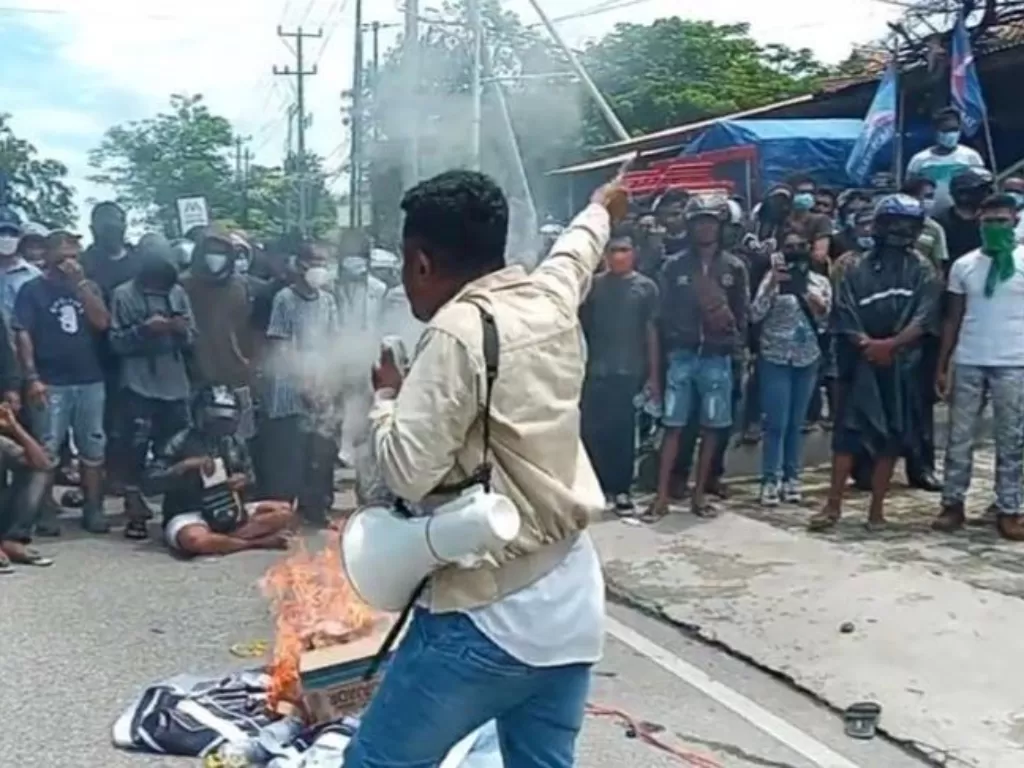Aksi pembakaran yang dilakukan oleh simpatisan mantan Ketua DPD Demokrat NTT Jeriko di Kota Kupang. (ANTARA/Kornelis Kaha)