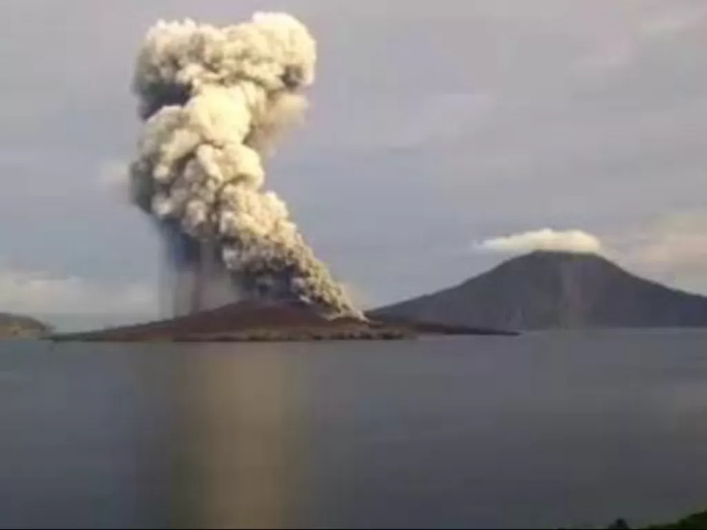 Citra erupsi Gunung Anak Krakatau, Selat Sunda, Jumat (4/2/2022). (ANTARA/HO-BNPB)
