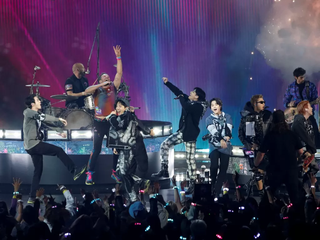 Coldplay dan BTS tampil di Acara American Music Awards. (REUTERS/Mario Anzuoni).