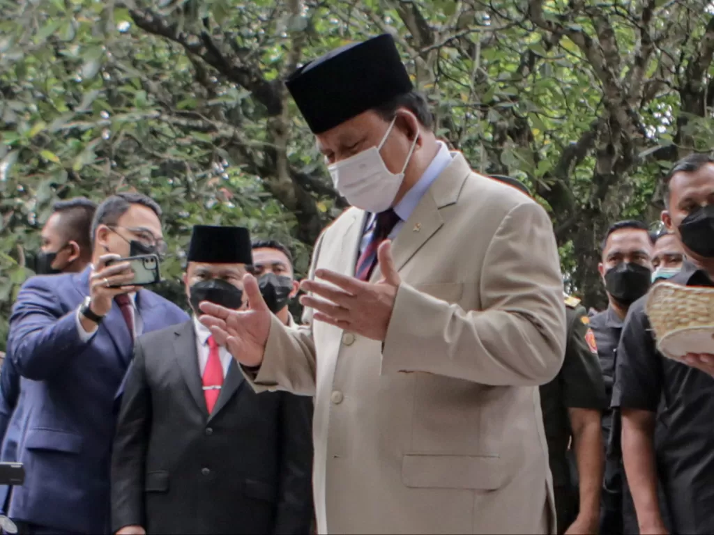 Menteri Pertahanan sekaligus Ketua Umum Gerindra Prabowo Subianto (kedua kanan) berdoa saat upacara ziarah di TMP Taruna, Kota Tangerang, Banten, Rabu (26/1/2022). (ANTARA FOTO/Fauzan)