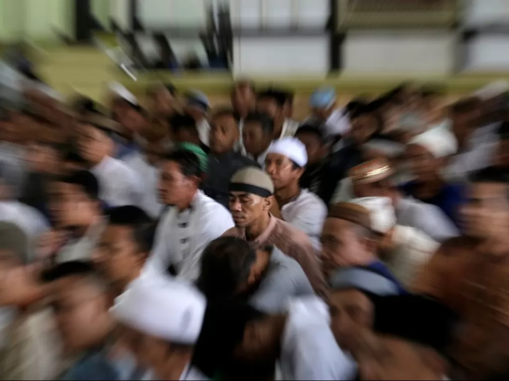 Sejumlah Warga Binaan Pemasyarakatan mengikuti zikir akbar di Masjid At-Taubah, Lapas Kelas IIA, Kota Gorontalo. (ANTARA FOTO/Adiwinata Solihin)