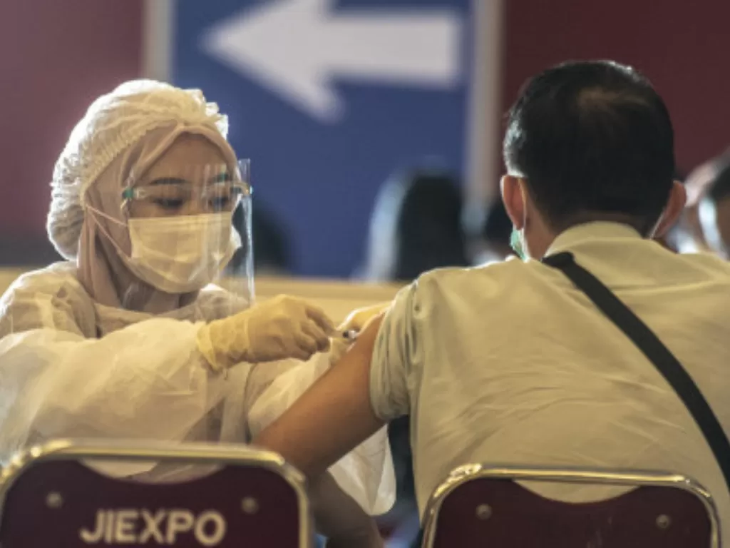 Petugas kesehatan menyuntikkan vaksin dosis ketiga atau booster COVID-19 kepada warga di Jiexpo Kemayoran, Jakarta (Ilustrasi/NTARA FOTO/Muhammad Adimaja)