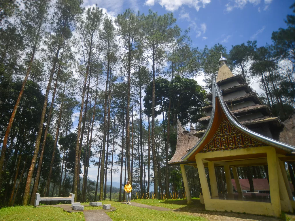 Pengunjung melihat monumen bersejarah di Puncak Pato, Lintau Buo Utara, Kabupaten Tanah Datar, Sumatera Barat, Selasa (8/2/2022). (ANTARA/Iggoy El Fitra)