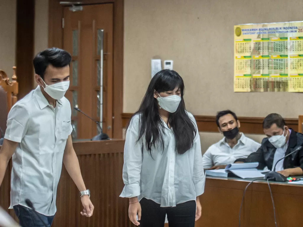 Saksi korban pengancaman Adam Deni (kiri) dan Saksi dari Jaksa Penuntut Umum Elsyana (kedua kanan) untuk terdakwa kasus pengancaman I Gede Ari Astina atau Jerinx SID (ketiga kiri) bersiap mengikuti persidangan di Pengadilan Negeri Jakarta Pusat. (ANTARA F