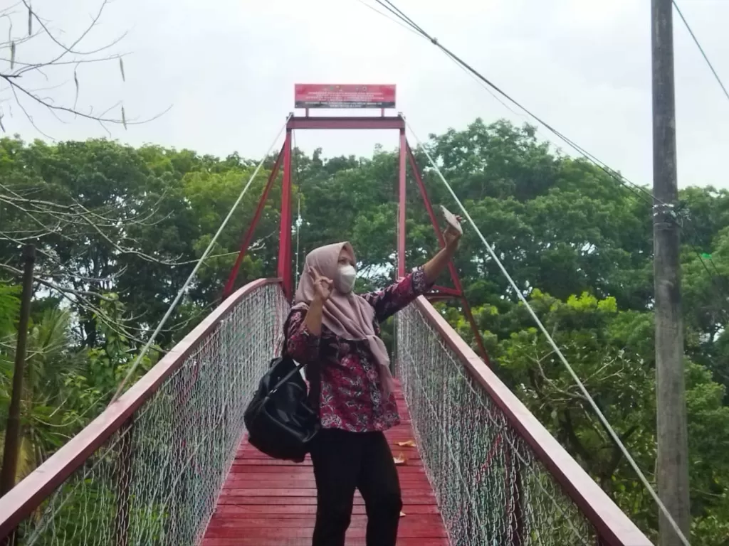 Warga selfie di jembatan antigempa Pacitan (Pramita Kusumaningrum/IDZ Creators)