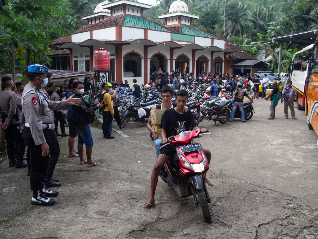 Sejumlah warga yang sempat ditahan polisi tiba di halaman masjid Desa Wadas, Bener, Purworejo (ANTARA FOTO/Hendra Nurdiyansyah)