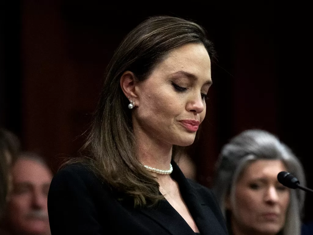 Angelina Jolie bicara di samping anggota Kongres mengenai Undang Undang Anti Kekerasan Terhadap Perempuan di Capitol Hill, Washington, AS, 9 Februari 2022. (REUTERS/TOM BRENNER)
