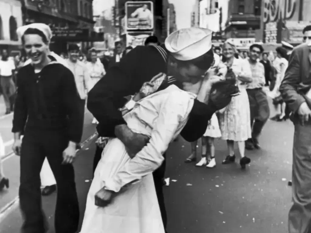 Seorang pelaut Amerika mencengkeram seorang wanita berseragam putih dalam ciuman penuh gairah di Times Square untuk merayakan kemenangan yang telah lama ditunggu-tunggu atas Jepang. (Photo/History)