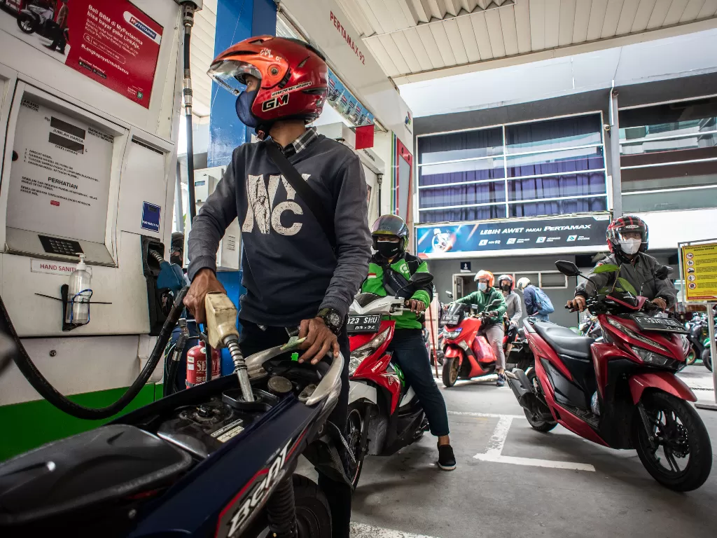 Warga mengisi bahan bakar minyak (BBM) ke kendaraan mereka di SPBU Pertamina, Kuningan, Jakarta. (ANTARA/Aprillio Akbar)