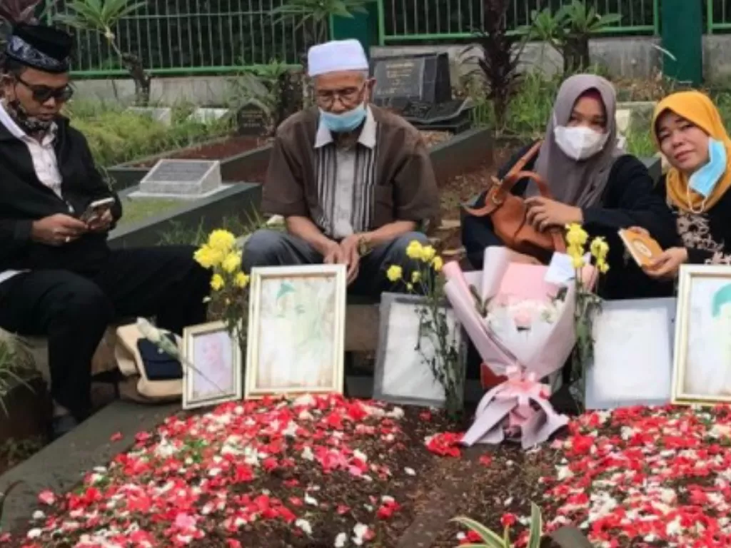H Faisal dan bersama kakek Bibi ziarah ke makam Vanessa-Bibi (Instagram/@sierie_koto)