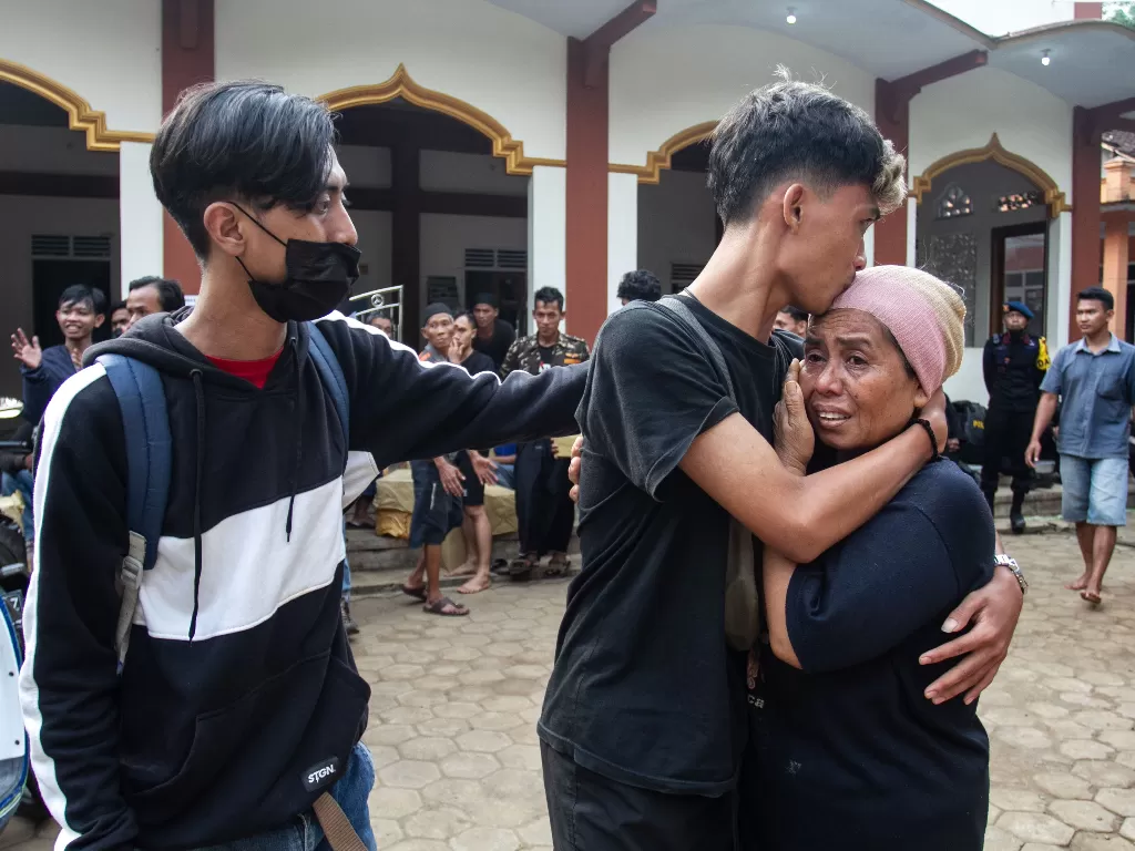 Warga yang sempat ditahan polisi bertemu ibunda usai tiba di halaman masjid Desa Wadas, Bener, Purworejo, Jawa Tengah. (ANTARA/Hendra Nurdiyansyah)