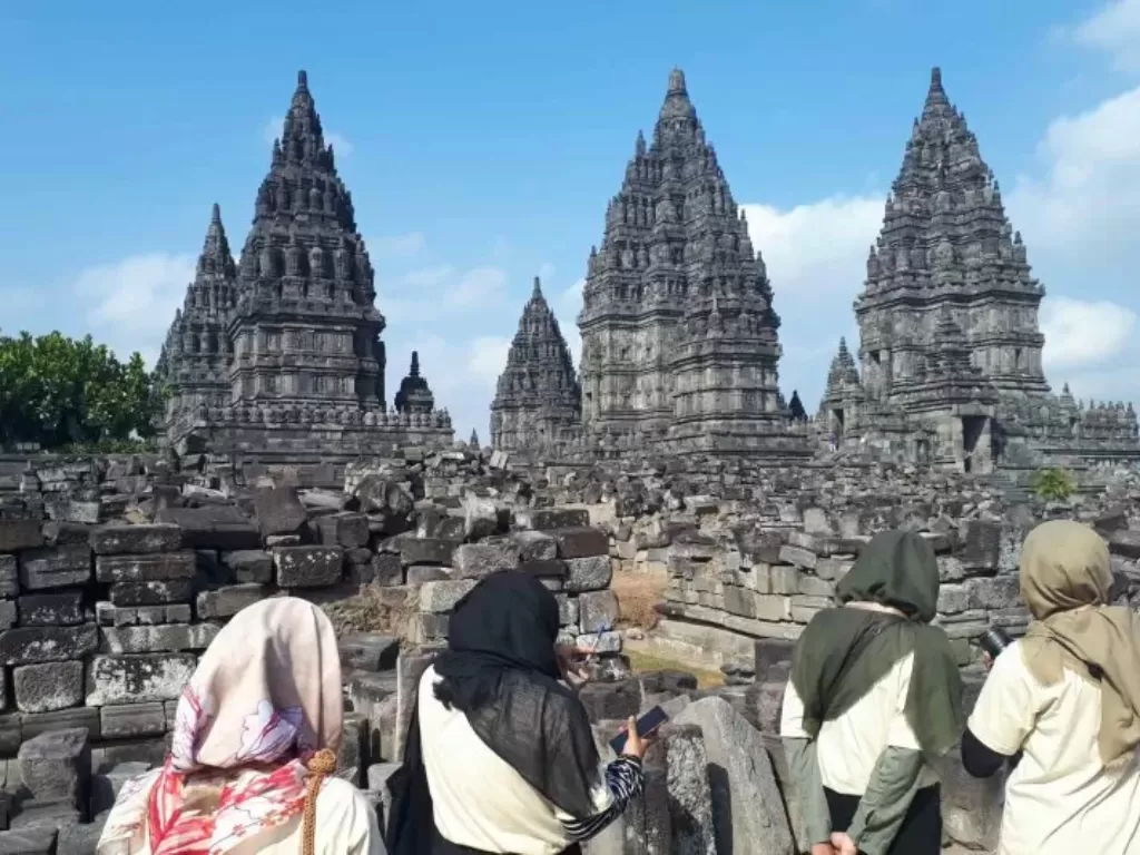 Peserta Kemah Budaya Kaum Muda mengunjungi Candi Prambanan, Yogyakarta pada Rabu (24/7/2019) (Antara/Aubrey Fanani)