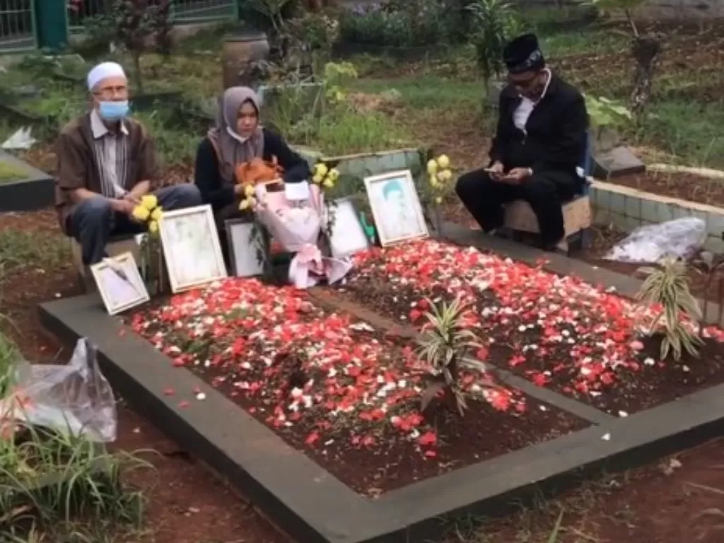 H Faisal dan bersama kakek Bibi ziarah ke makam Vanessa-Bibi (Instagram/@sierie_koto)
