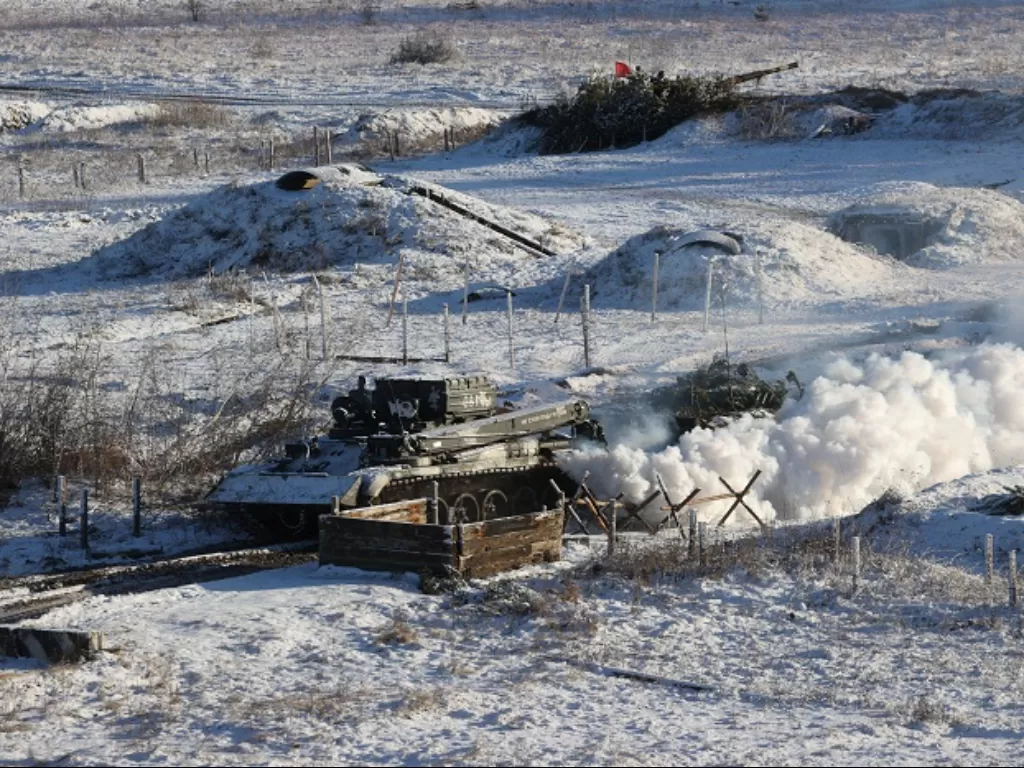 Pasukan Rusia berjaga-jaga di perbatasannya dengan Ukraina. (REUTERS/HO)