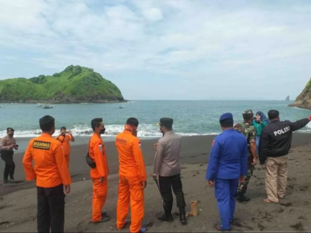 Tim SAR gabungan mencari korban terseret arus di Pantai Payangan, Jember. (ANTARA/Hamka Agung)