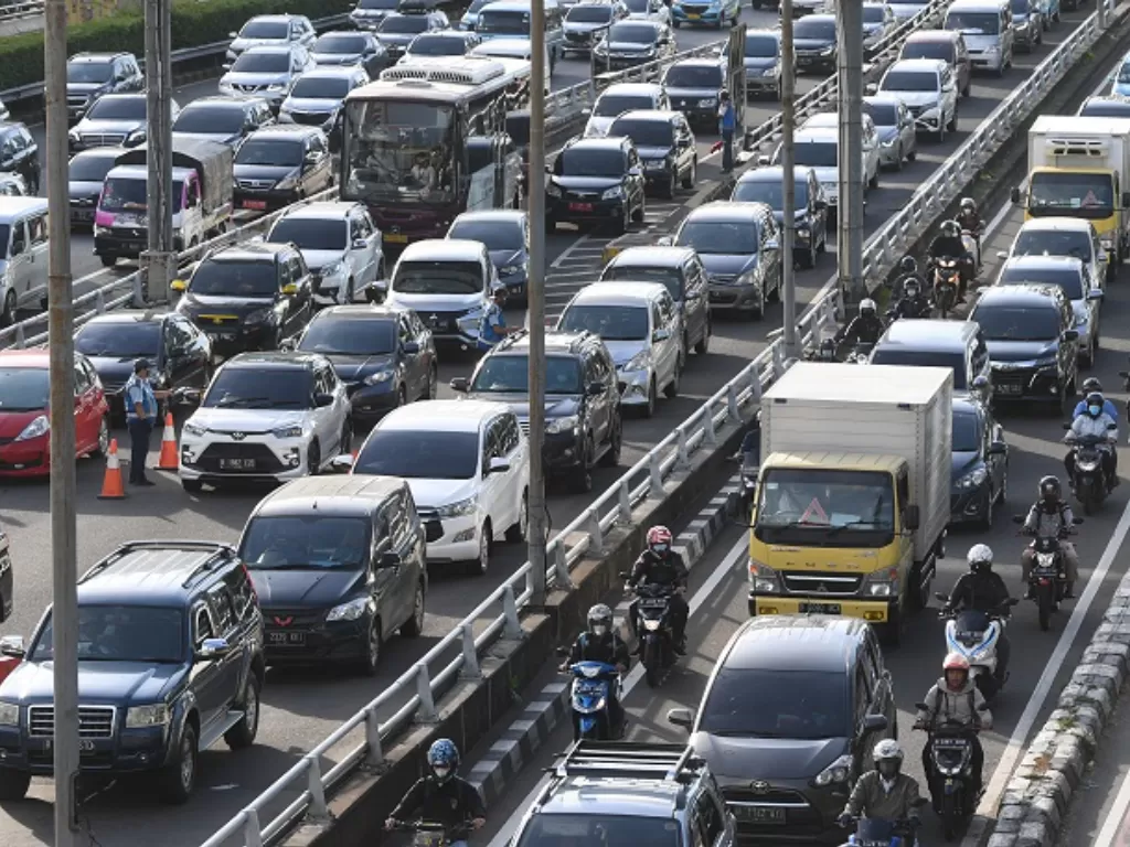Kendaraan terjebak kemacetan di Jalan Gatot Subroto dan Tol Dalam Kota, Jakarta. (ANTARA FOTO/Akbar Nugroho Gumay)