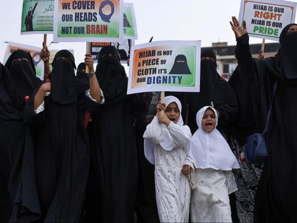Aksi protes soal aturan larangan hijab di India. (REUTERS/Francis Mascarenhas)