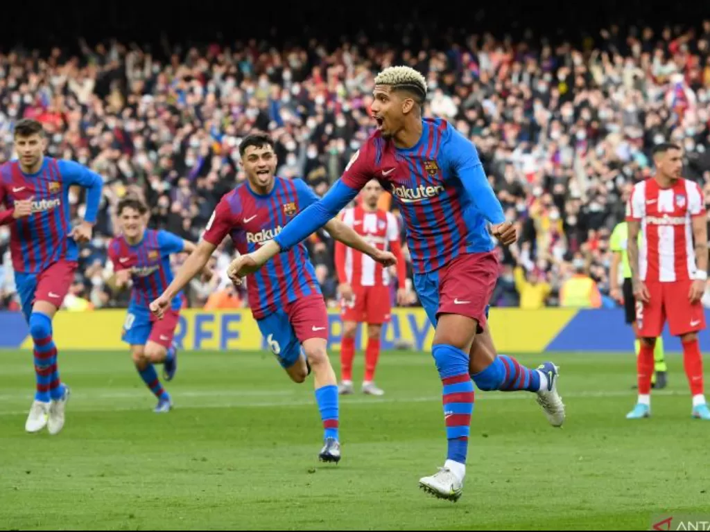Pemain Barcelona Ronald Araujo melakukan selebrasi saat timnya menghadapi Atletico Madrid di Camp Nou, Barcelona, Spanyol, 6 Februari 2022. (AFP/JOSEP LAGO)