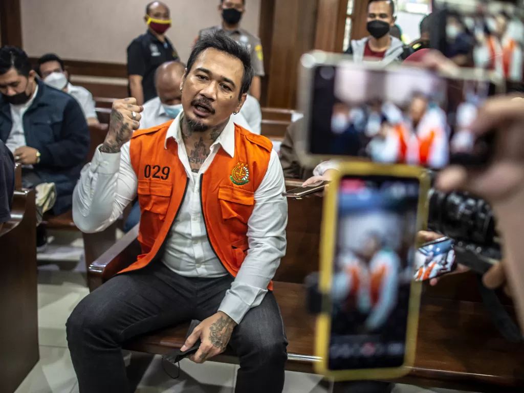 Terdakwa kasus pengancaman I Gede Ari Astina atau Jerinx SID bersiap mengikuti persidangan di Pengadilan Negeri Jakarta Pusat. (ANTARA FOTO/Muhammad Adimaja)
