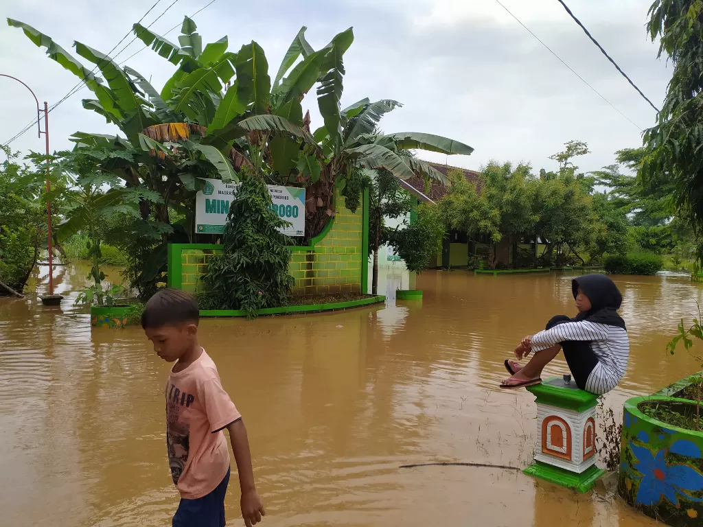 Sekolah di Ponorogo terendam banjir. (Sony Dwi Prastyo/IDZ Creators)