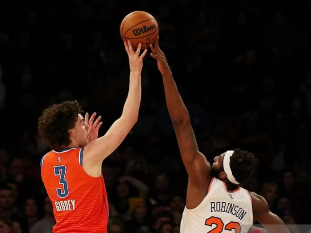 Josh Giddey (kiri) dari Oklahoma City Thunder melepaskan tembakan dihalau pebasket New York Knicks Mitchell Robinson dalam lanjutan NBA di Madison Square Garden, New York, Amerika Serikat, Senin (14/2/2022) waktu setempat.(ANTARA/REUTERS/USA TODAY SPORTS/