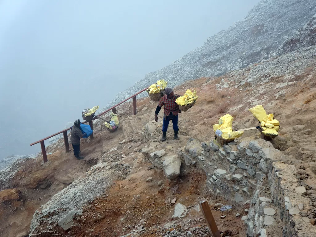 Penambang belerang di Kawah Gunung Ijen, Banyuwangi. (Sunaryo Haryo Bayu/IDZ Creators)