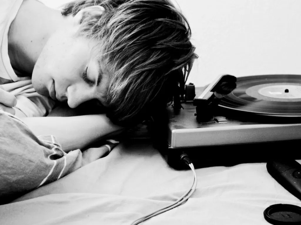 Ilustrasi tidur mendengarkan musik. (Freepik)