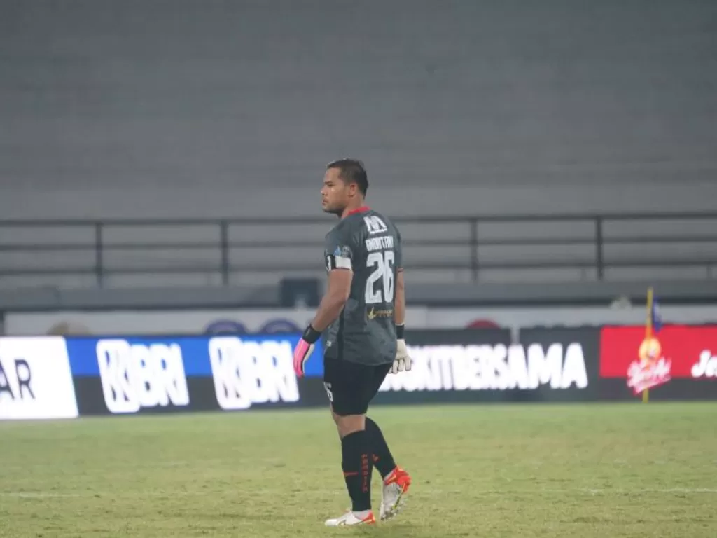 Kiper Persija Andritany Ardhiyasa tampil dalam laga lanjutan Liga 1 Indonesia 2021-2022 kontra Persebaya di Stadion Kapten I Wayan Dipta, Gianyar, Bali, Senin (14/2/2022).(ANTARA/HO/Persija)