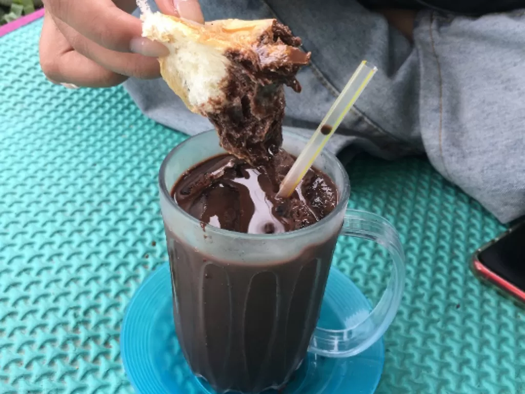 Segelas es coklat yang viral di Malang (Robi Juniarta/IDZ Creators)