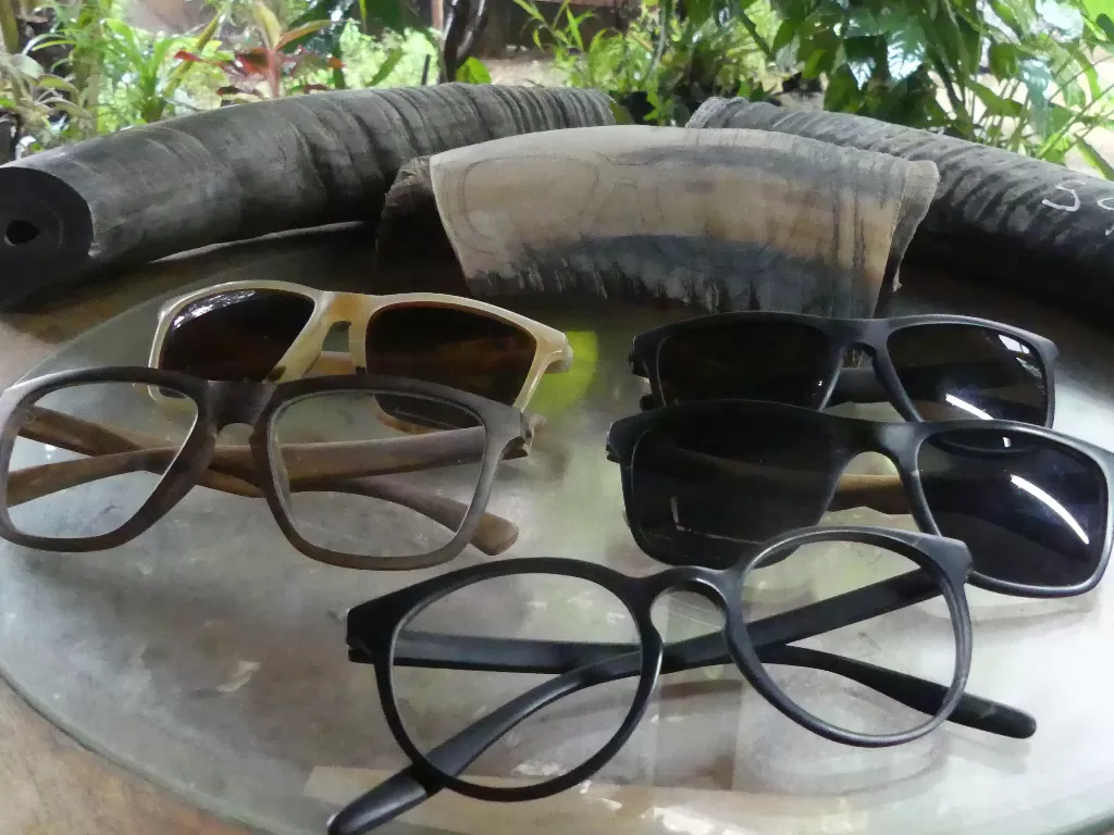 Kacamata tanduk kerbau buatan warga Jepara (Dedy Setyawan/IDZ Creators)
