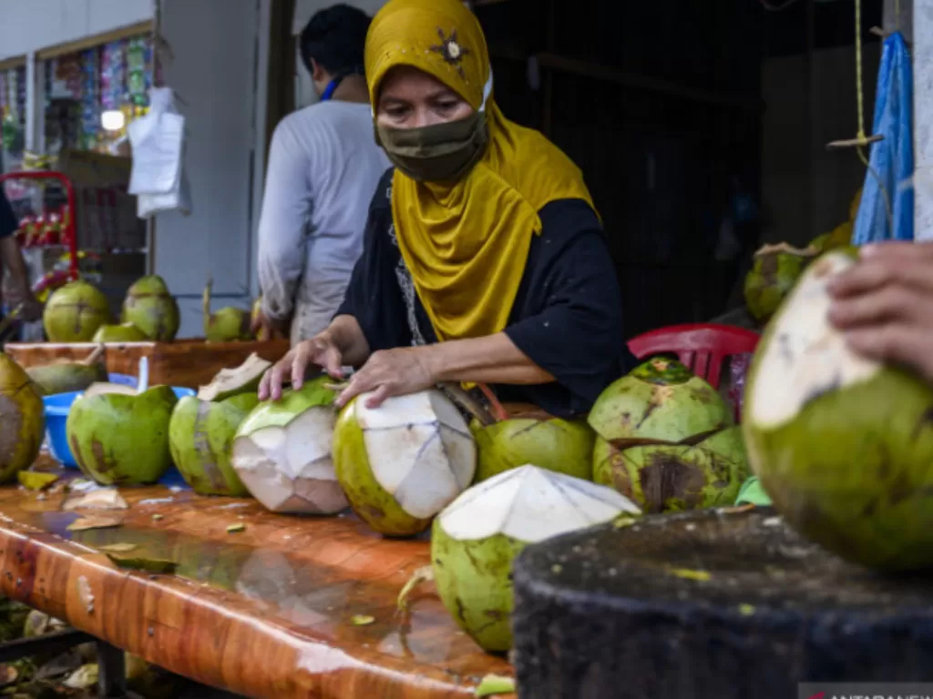Pedagang melayani pembelian kelapa muda di Kota Palu, Sulawesi Tengah, Jumat (24/4/2020). (ANTARA/Basri Marzuki)