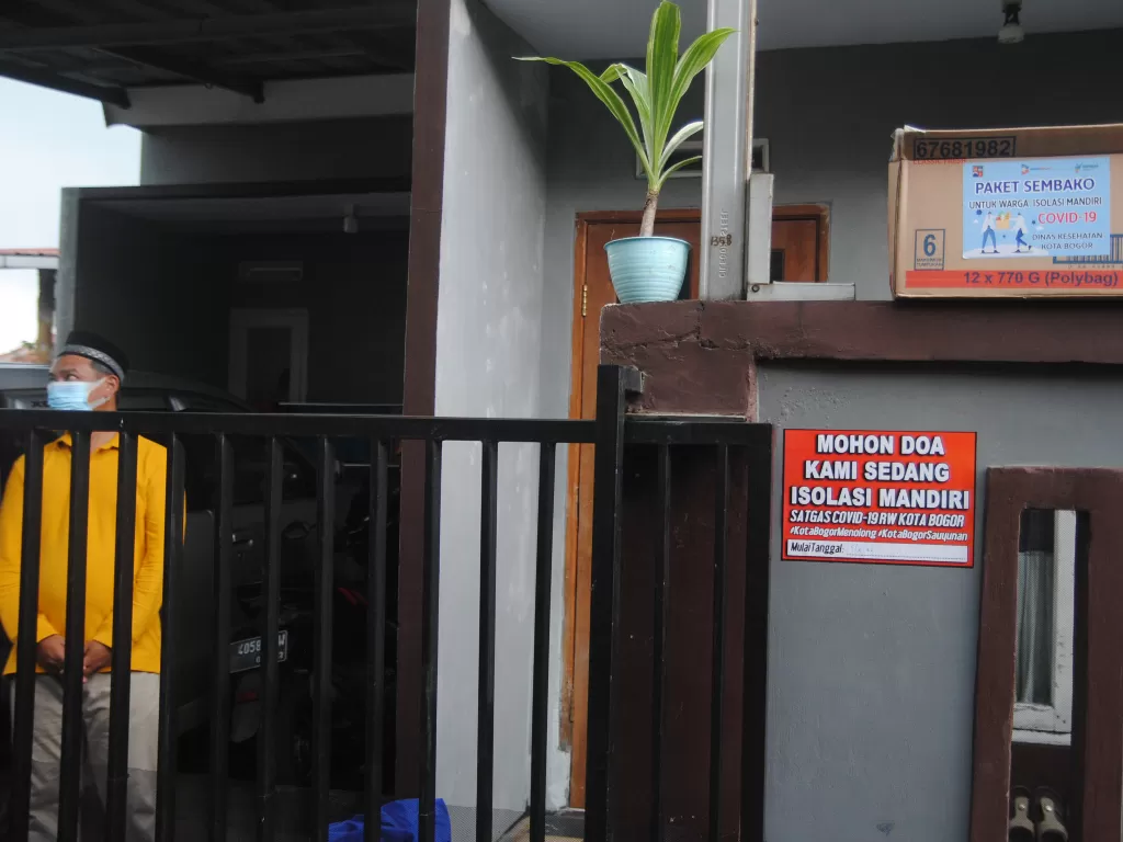 Warga yang menjalani isolasi mandiri menerima bantuan paket sembako di Perumahan Unitex, Kota Bogor, Jawa Barat, Senin (7/2/2022). (ANTARA/Arif Firmansyah)