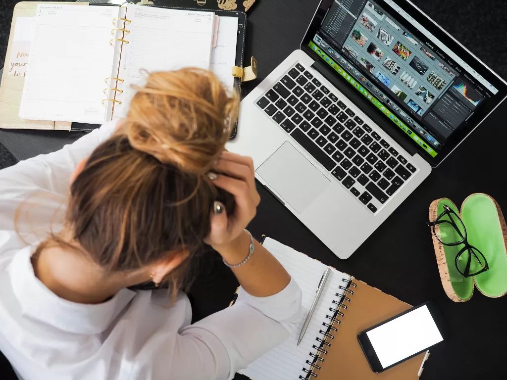 Ilustrasi stres karena pekerjaan. (Pexels/energepic.com)