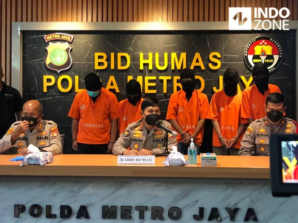 Polda Metro Jaya konferensi pers sasus begal di Bekasi dengan korban anggota Brimob. (INDOZONE/Samsudhuha Wildansyah)