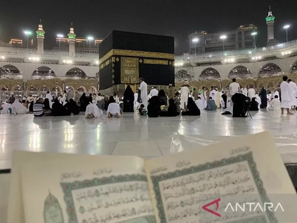 Ratusan jamaah di sekitar Ka'bah Masjidil Haram di Kota Mekkah, Arab Saudi, Senin (9/9/2019). (ANTARA/Hanni Sofia)