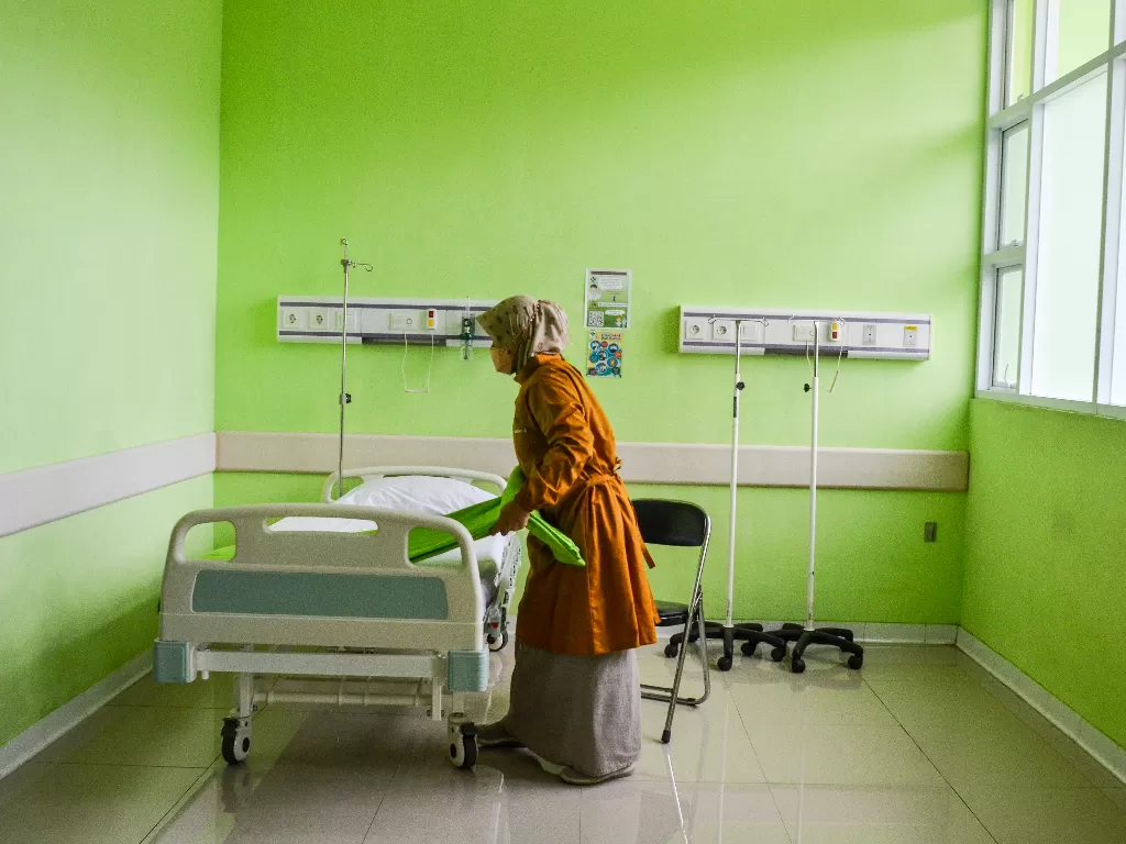 Tenaga kesehatan menyiapkan ruang isolasi COVID-19 di RSUD Kawali, Kabupaten Ciamis, Jawa Barat, Selasa (15/2/2022). (ANTARA FOTO/Adeng Bustomi)