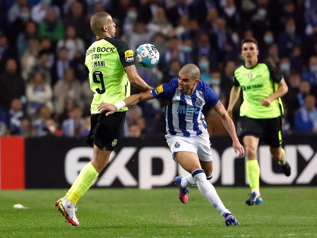Pepe, bek Porto (jersey biru). (REUTERS/Pedro Nunes)