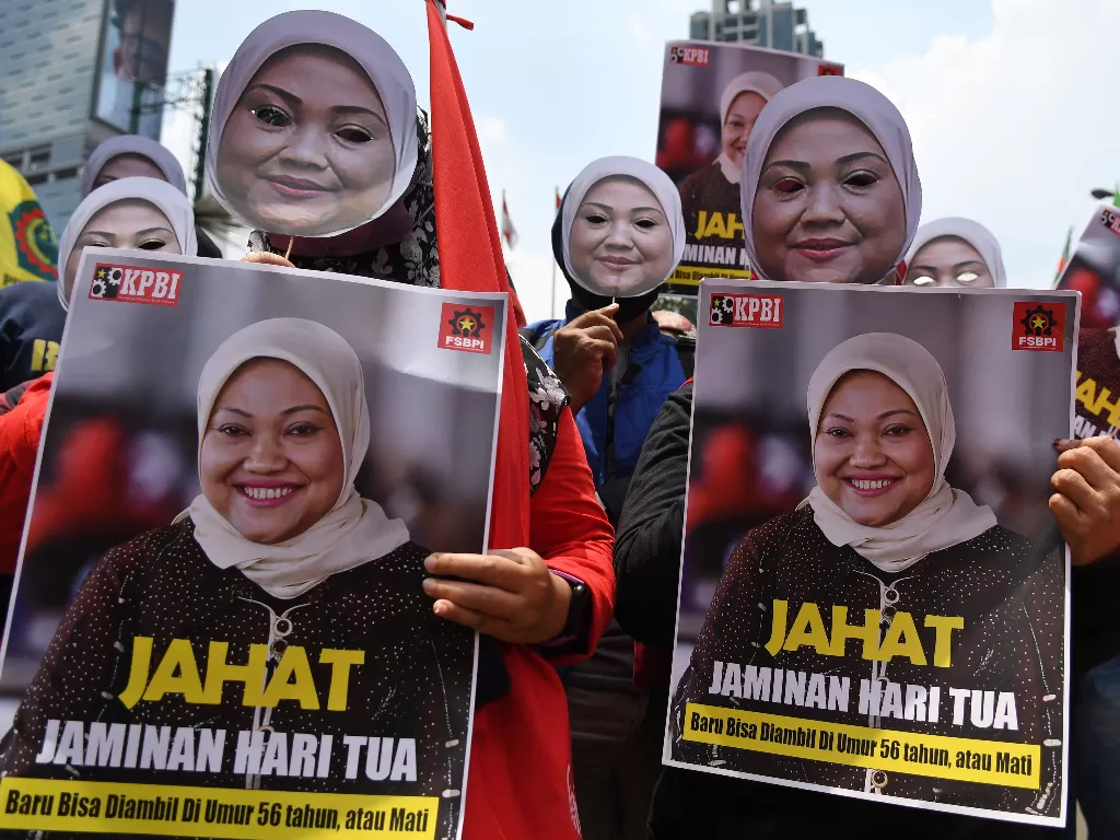 Sejumlah buruh mengenakan topeng Menteri Tenaga Kerja Ida Fauziah saat berunjuk rasa di depan Kantor Kementerian Ketenagakerjaan (Kemnaker), Jakarta, Rabu (16/2/2022). (ANTARA/Aditya Pradana Putra)